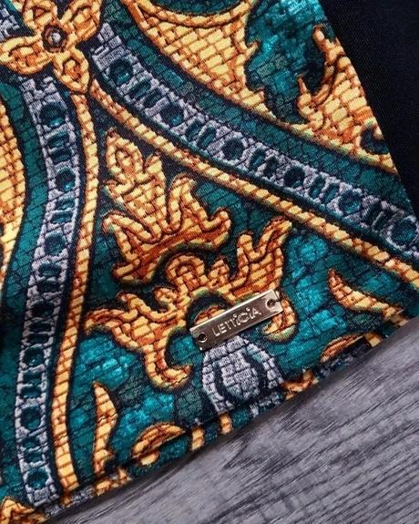 Šaty s ornamentom, s