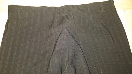 Čierne nohavice s červenými pásikmi, 40