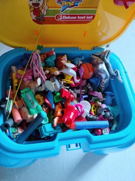 Krabica hračiek z kinder vajíčok, 
