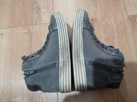 Semišove topánky, 25