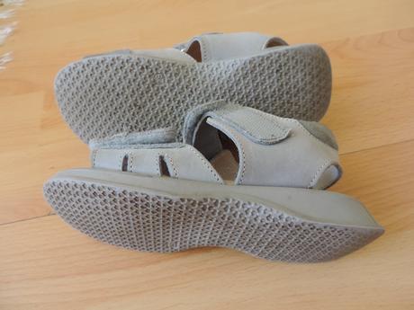 Kožené sandálky, 28