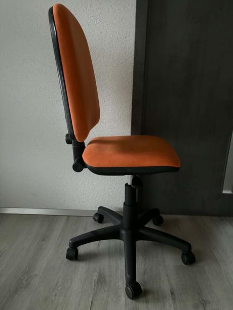 Predám otočnú stoličku na kolieskach,