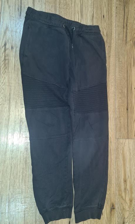 Čierne teplaky, 152