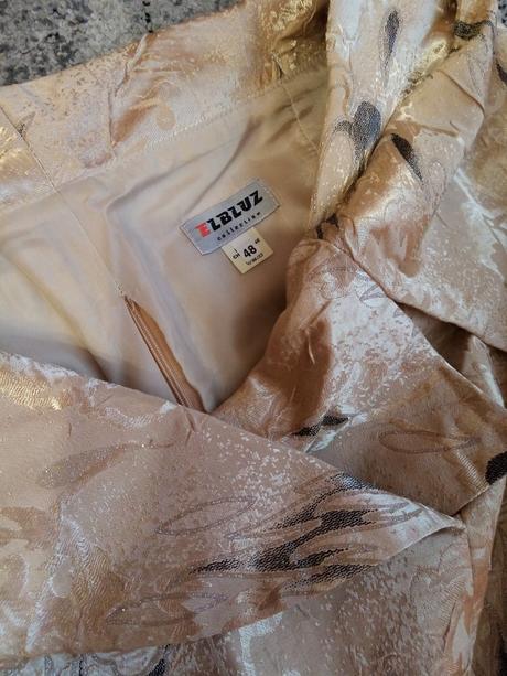 Béžový kostým, 46