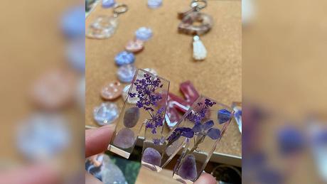 Ručne vyrobené živicové kľúčenky, 