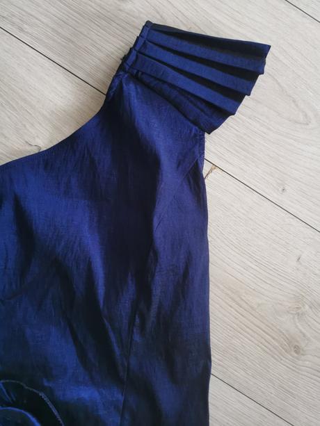 Tmavomodre šaty s perleťovým odleskom, l