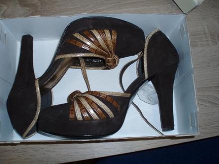 Spoločenská obuv na vysokom opätku, 25 eur, 39