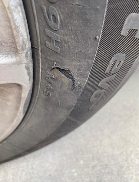 Je bezpečné jazdiť s poškodenou pneumatikou?