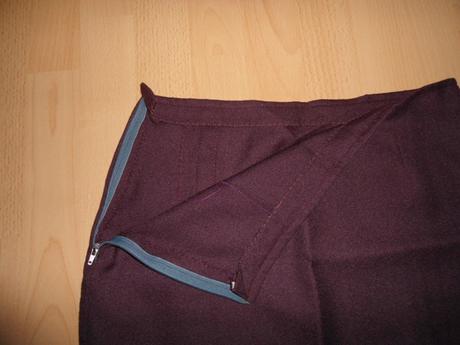 Tmavo-bordova sukna, s