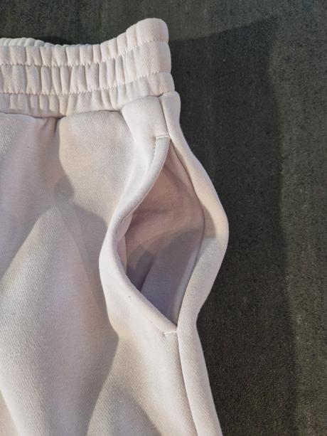 Fialové kapsáčové tepláky, s