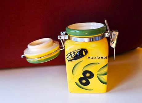 Mala keramicka nadobka s cikadou,