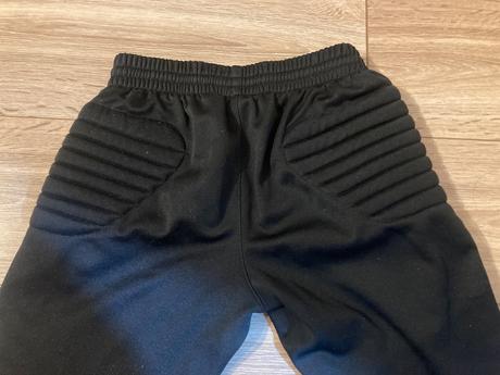 Brankárske nohavice, 146