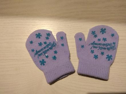 Fialove rukavice, 86