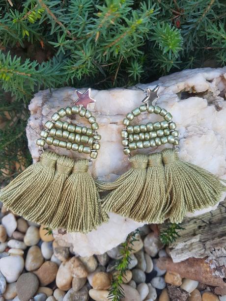 Koralkove nausnice so strapcami,