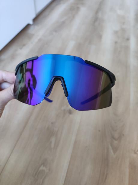 Športové slnečné okuliare,