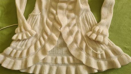 Svetrík predĺžený s volánikmi, 158