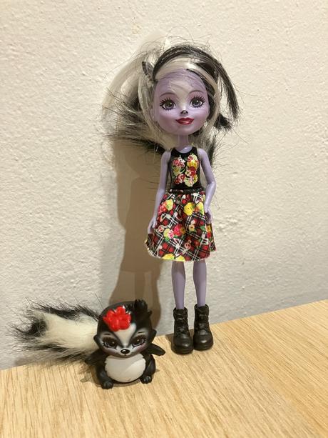 Bábika enchantimals sage skunk, 