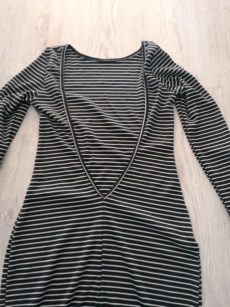 Šaty s holým chrbtom, 36