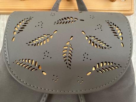 Elegantný ruksak zo zlatými lístkami,