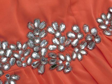 Velmi pekne šaty na slavnost, 38