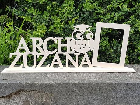 Darček k promóciám - stojan s titulom a menom,