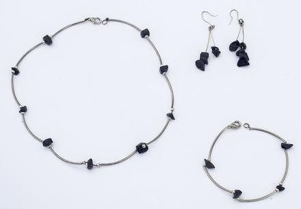 Tmavomodrá trojkombinácia z minerálov,