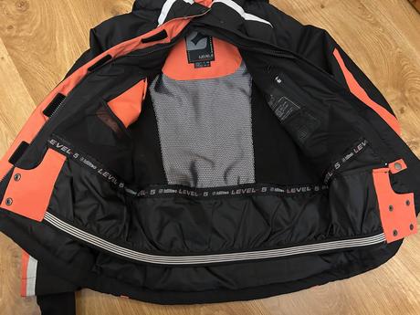 Lyžiarska bundách, 152