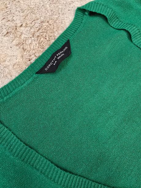 Zeleny predlzeny sveter, 36
