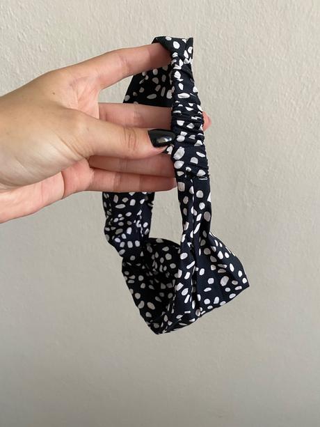 Ciernobiela čelenka, 