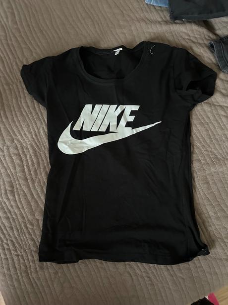 Dámske oblečenie, s