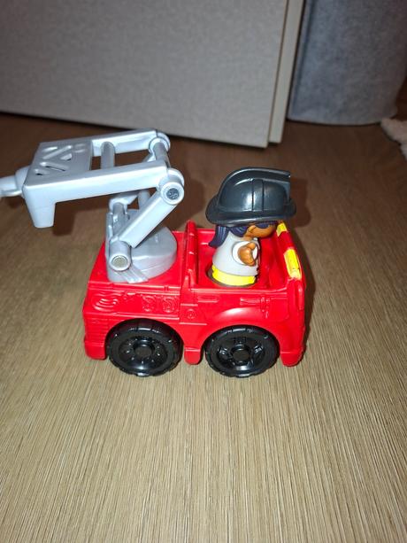 Fisher price little people hasičské auto 12cm,