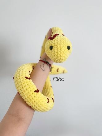 Žltý háčkovaný hadík,