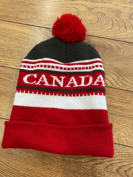 Čiapka s brmbolcom canada,