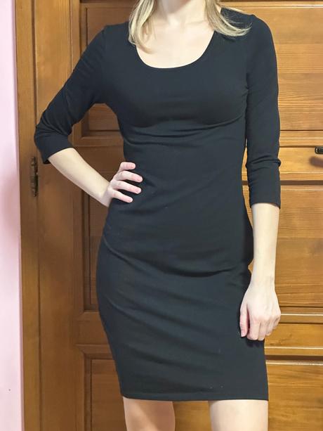 Čierne obtiahnuté šaty, s