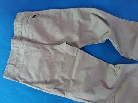 Sivé nohavice, 40