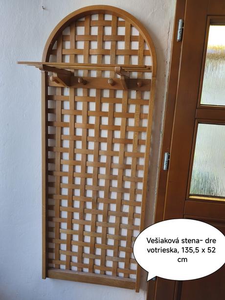 Vešiaková stena s háčikmi, 