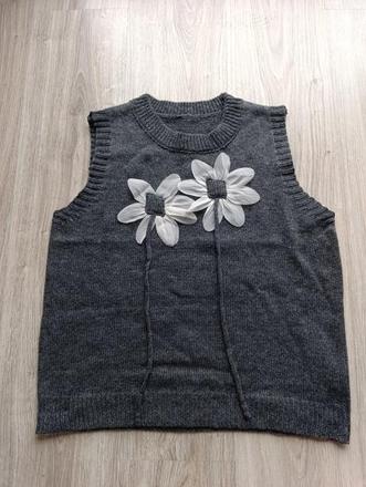 Dámska sivá vesta s kvetmi, m