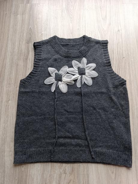 Dámska sivá vesta s kvetmi, m