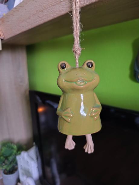 Keramická závesná dekorácia žabka,