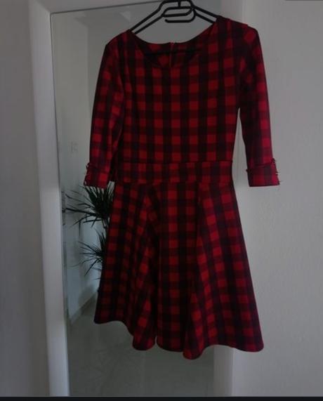 Karovane cervene saty, m