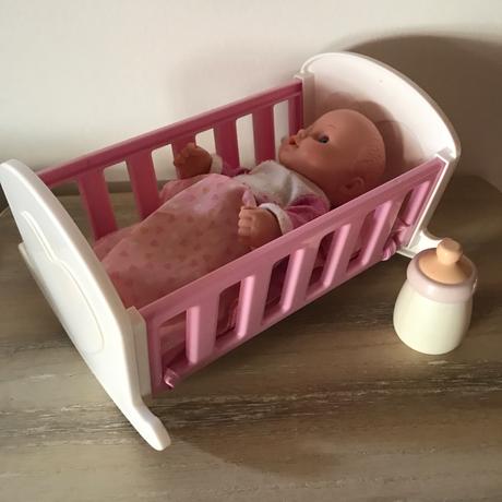 Bábika s postieľkou, 