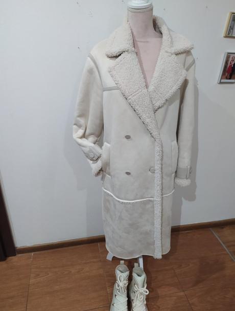 Krémový kožuštek, bershka,s