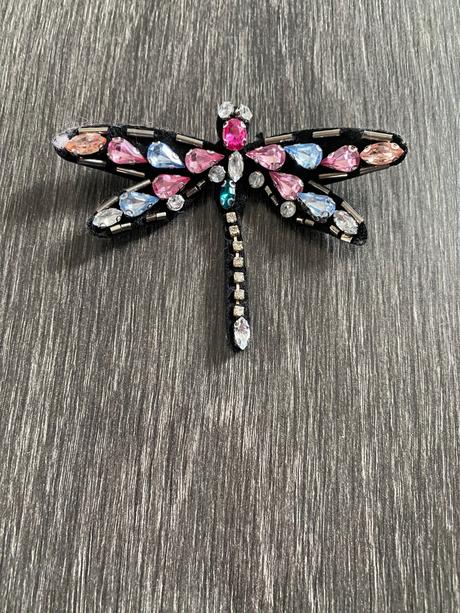 Dievčenská brošňa,