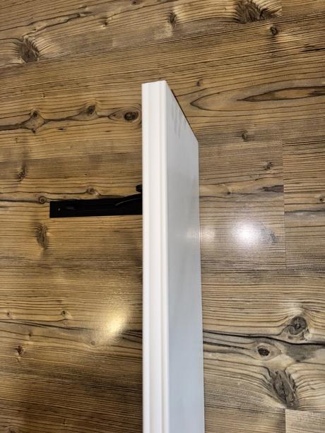 Polica s kovovymi konzolami, 