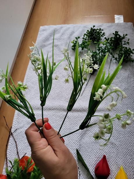 Umelé kvety+košík +vtáčik, 