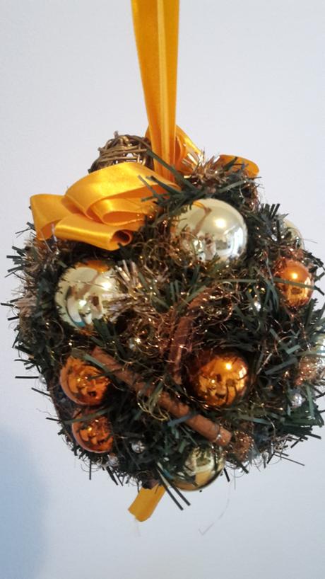 Adventný veniec a vianočná guľa, 