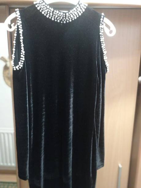 Cierne zamatove saty s perlami, l