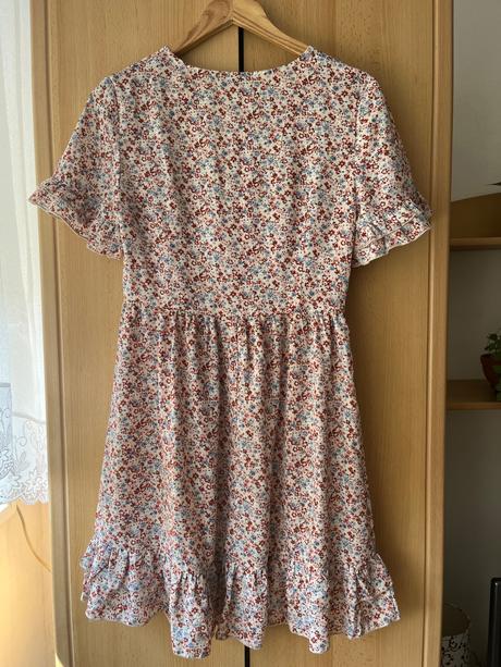 Kvetinové šaty s volánom, s