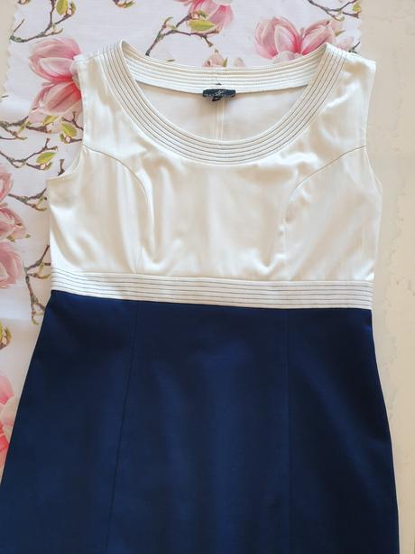 Tmavomodré slávnostné šaty, 40