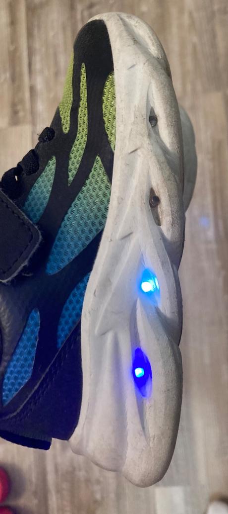 Blikajúce tenisky, 25